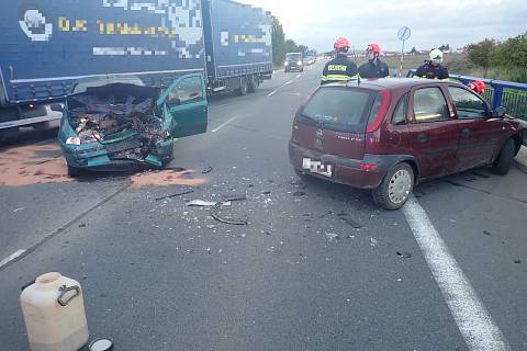 Ke srážce dvou osobních aut došlo u Huštěnovic.