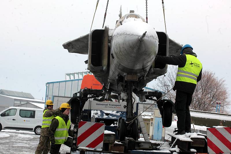 Nadzvuková stíhačka MiG-23MF z pražských Malešic se vykládá v  leteckém Muzeu v Kunovicích.