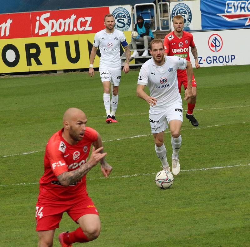 Fotbalisté Slovácka (v bílých dresech) se ve 28. kole FORTUNA:LIGY utkali se Zbrojovkou Brno.