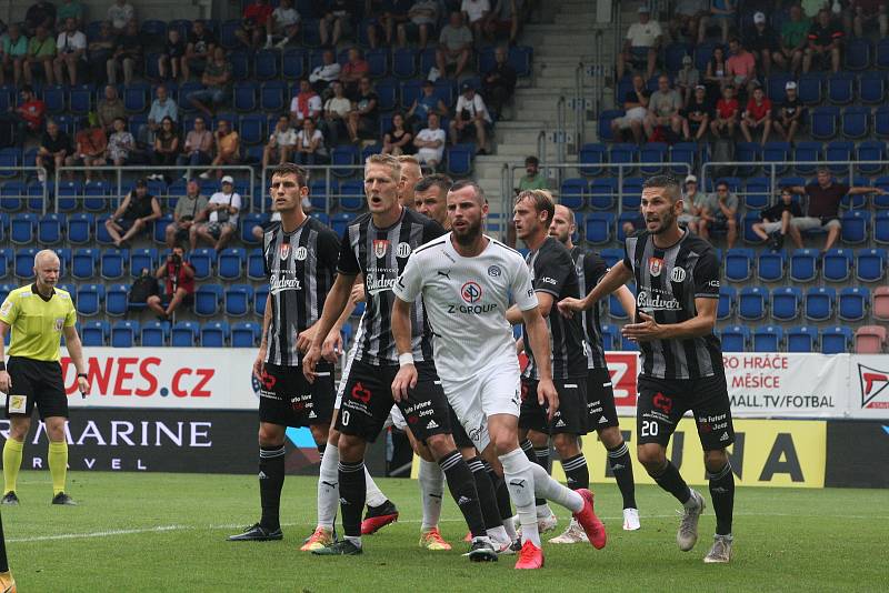 Fotbalisté Slovácka (bílé dresy) ve 2. kole FORTUNA:LIGY hostili České Budějovice.