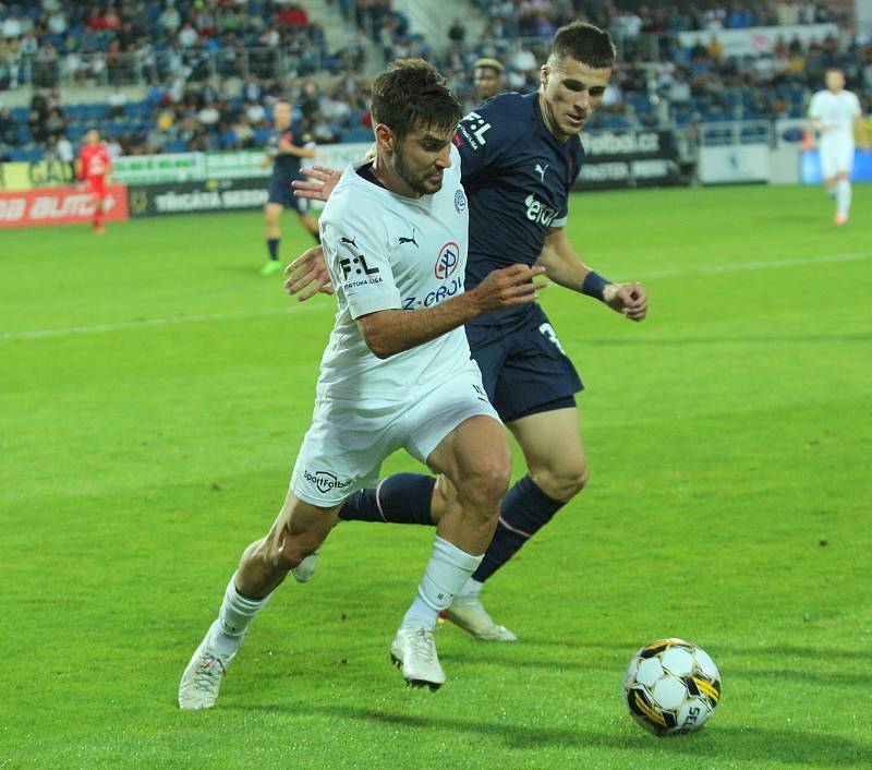 Fotbalisté Slovácka (bílé dresy) v nedělním šlágru FORTUNA:LIGY vyzvali pražskou Slavii.