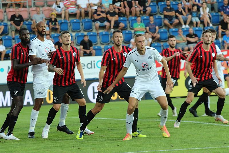 Fotbalisté Slovácka (bílé dresy) skončili ve druhém předkole Evropské konferenční ligy.