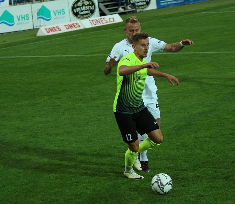Fotbalisté Slovácka (v bílých dresech) ve 3. kole MOL Cupu přehráli druholigový Prostějov.