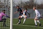 Fotbalisté Slovácka B (modré dresy) ve 20. kole MSFL přehrály Frýdek-Místek 5:1.