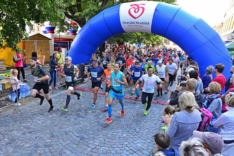 Běh Uherským Hradištěm. Letos se mohli zájemci poprvé zúčastni také půlmaratonu.