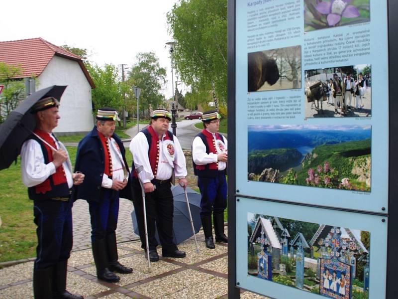 Unikátní možnost, zhlédnout netradiční výstavu s názvem Karpaty v Evropě, mají od 3. do 20. května ti, kteří zavítají na náměstíčko před farou v Dolním Němčí. 