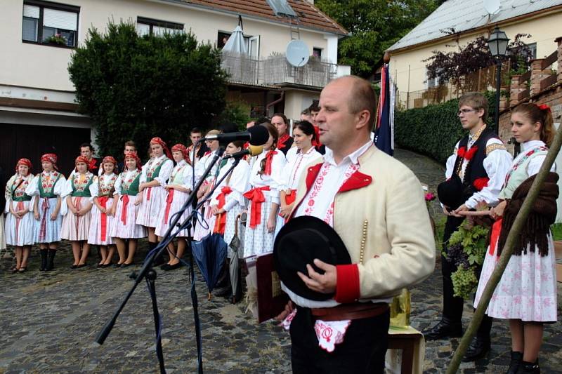 Komponovaný program se odehrával pod starobylou kapličkou v centru obce.