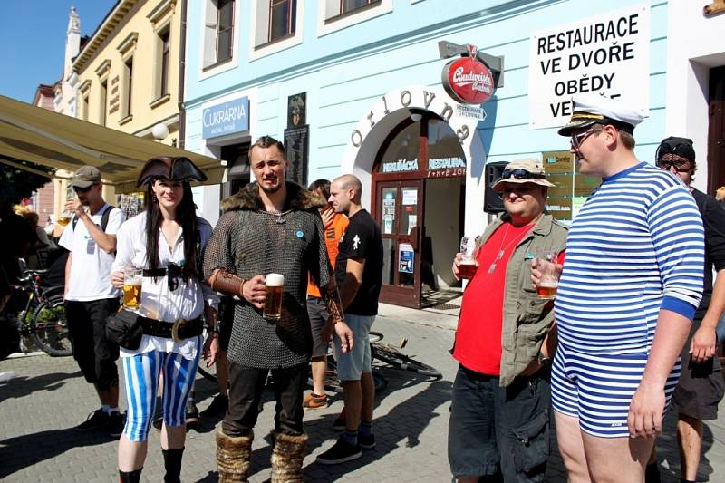 U Orlovny na Mariánském náměstí se sešlo třicet pět recesistů na bicyklech, aby se vydali na 39. ročník jízdy Giro de Pivko.