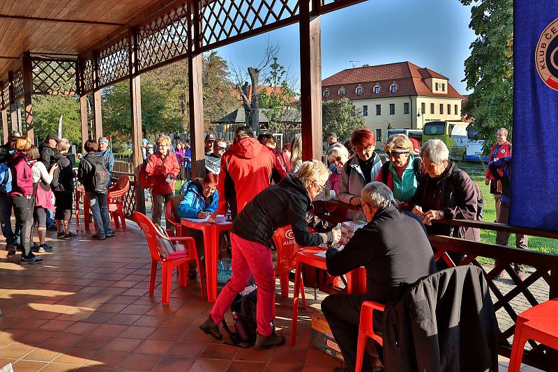 Poslední zářijové sobotní ráno, které bylo prozářené slunečními paprsky, vylákalo na 184 příznivců pěší turistiky i cykloturistiky na start jubilejního, devětačtyřicátého ročníku Chřibské třiatřicítky, nejstarší turistické akce na Slovácku.