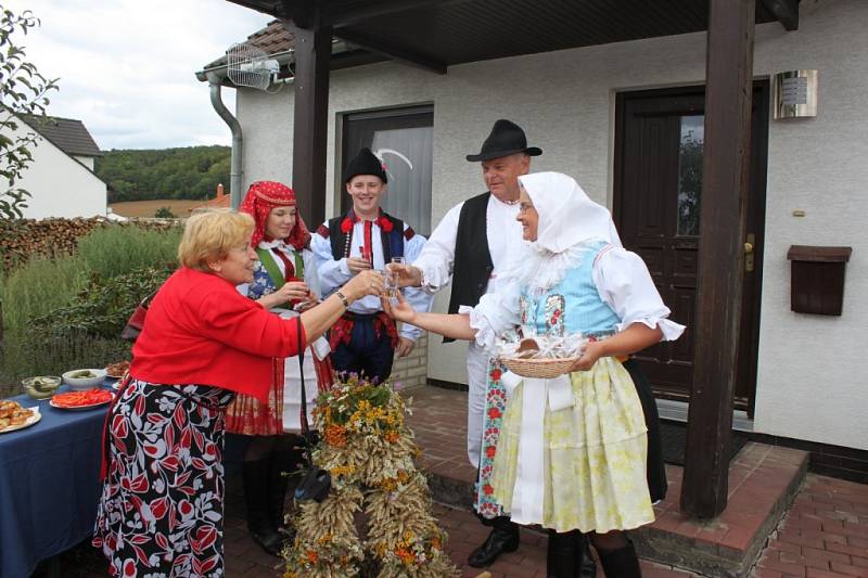 Krojované dožínkové slavnosti stále patří k životu lidí v městské části Uherského Hradiště, v Míkovicích, byť se konají jednou za dva roky.