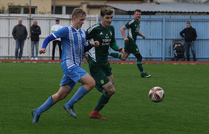 Fotbalisté Hluku (modré dresy) zakončili podzimní část sezony domácí výhrou nad Nivnicí 3:1.