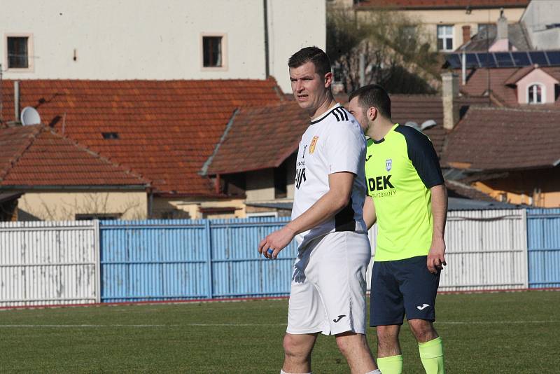 Fotbalisté Hluku (fosforové dresy) v dohrávce 10. kola krajské I. A třídy skupiny B deklasovali Bojkovice 8:1.