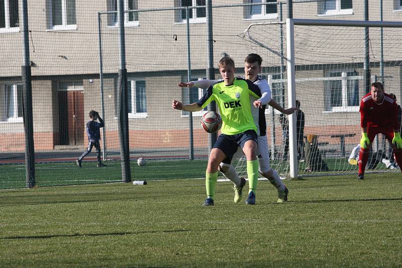 Fotbalisté Hluku (fosforové dresy) v dohrávce 10. kola krajské I. A třídy skupiny B deklasovali Bojkovice 8:1.