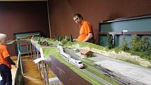 Po obřím kolejišti v Hluku se prohání 14 modelů vlakových souprav.