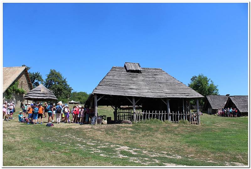 Archeoskanzen na Modré žil dva týdny žáky základních škol a jejich kantory.