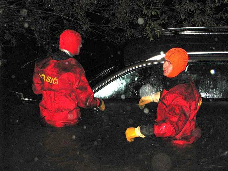 U přehrady Smraďavka došlo k dopravní nehodě dvou osobních aut.