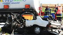 Řidič Peugeotu i se svou spolujezdkyní vjel přímo pod náklaďák. Muž následkům nehody na místě podlehl
