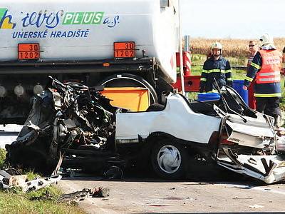 Řidič Peugeotu i se svou spolujezdkyní vjel přímo pod náklaďák. Muž následkům nehody na místě podlehl