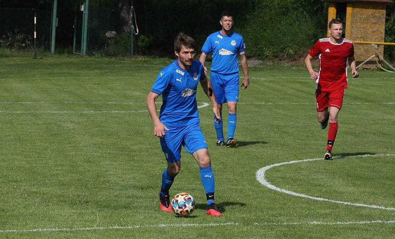 Fotbalisté Ořechova (modré dresy) ve 23. kole I. B třídy skupiny C doma rozstříleli poslední Uherský Ostroh 8:0.