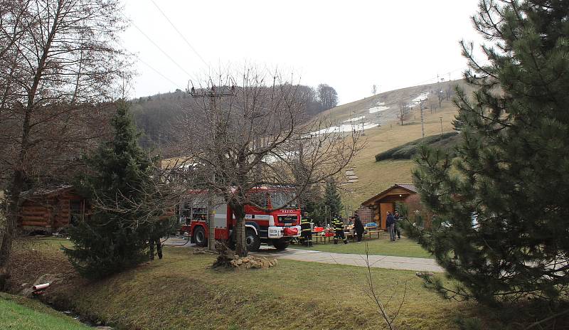 Hospodu Na Srubu v dolní části SKI Parku Osvětimany poničil požár.