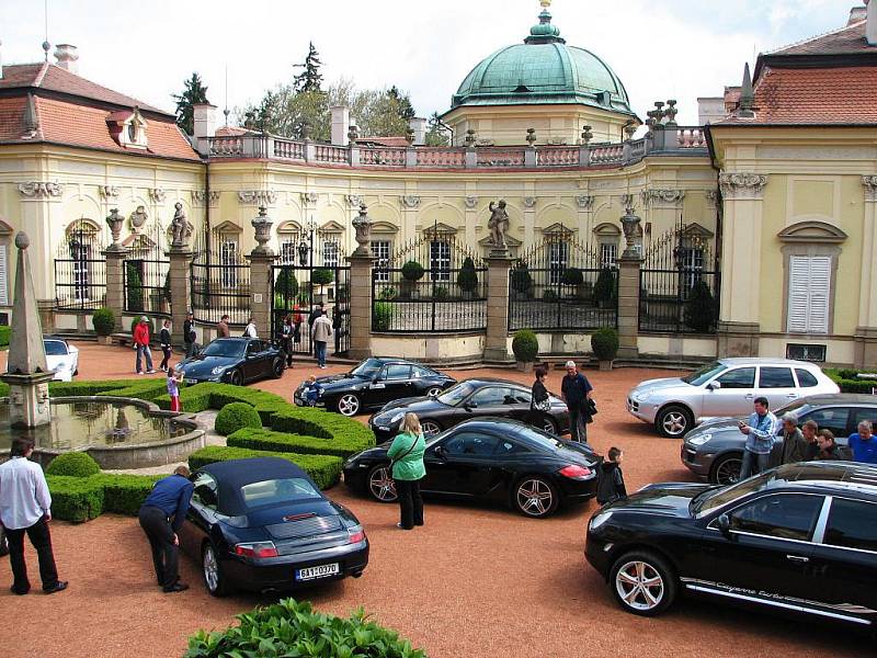 Nablýskané vozy zastavily na tři hodiny v nádvoří buchlovického zámku.