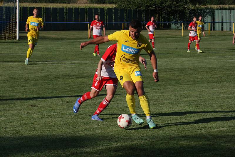 Fotbalisté Strání (žluté dresy) ve 2. kole krajského poháru zvítězili na hřišti sousedního Slavkova hladce 6:0.