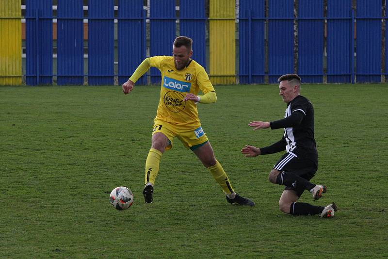 Fotbalisté Strání (žluté dresy) v sobotním souboji nejhorších týmů divize E doma prohráli s Holešovem 1:2.