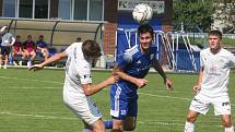 Fotbalisté Slovácka B (bílé dresy) v 6. kole MSFL podlehli Uničovu 1:2.