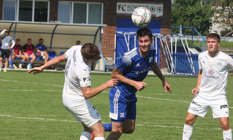 Fotbalisté Slovácka B (bílé dresy) v 6. kole MSFL podlehli Uničovu 1:2.