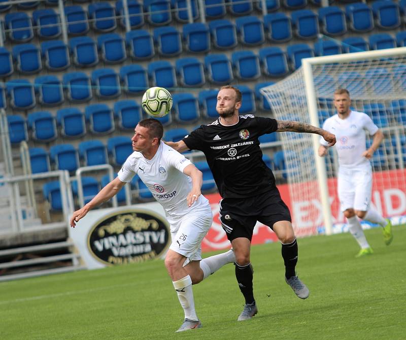 Fotbalisté Slovácka (v bílých dresech) se před restartem FORTUNA:LIGY utkali s Třincem. Utkání se hrálo bez diváků.