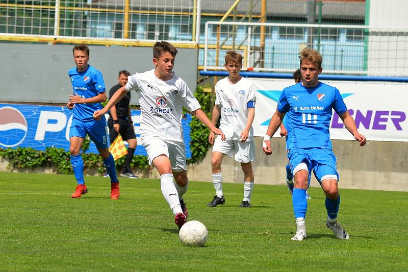 Starší dorostenci Slovácka (bílé dresy) ve 27. kole MSDL zdolali na Širůchu ve Starém Městě Baník Ostrava 1:0.