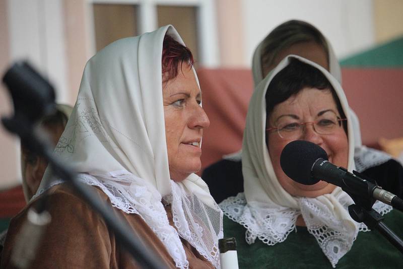 Drmolice z Polešovic byly jeden z mála sborů, který svůj program na nádvoří pod Starou radnicí nezrušil.