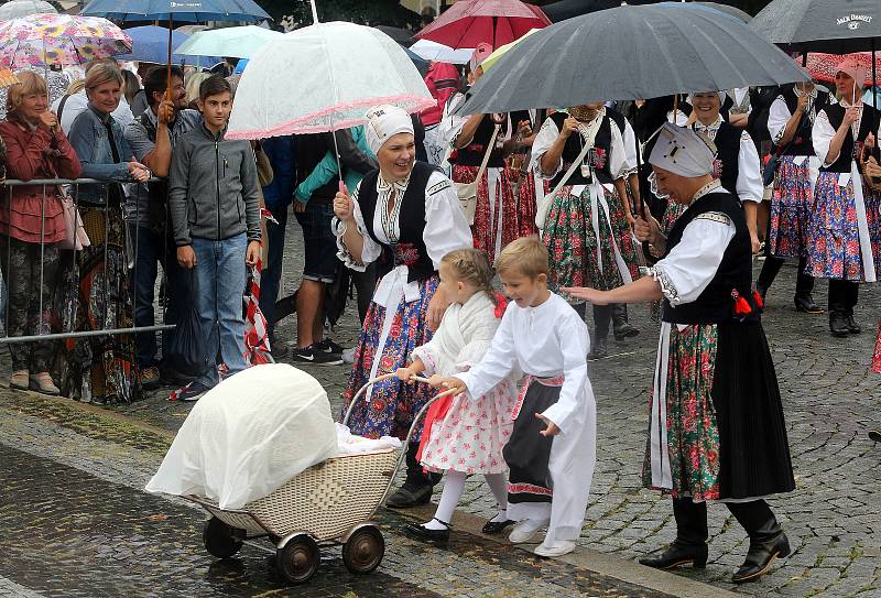 Tradičnímu defilé na Masarykově náměstí nepřálo počasí.