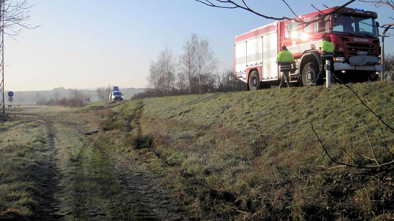 Štěstí v neštěstí měly osádky dvou automobilů, které se v neděli 18. listopadu ráno srazily na silnici I/50 mezi Havřicemi a Veletinami.