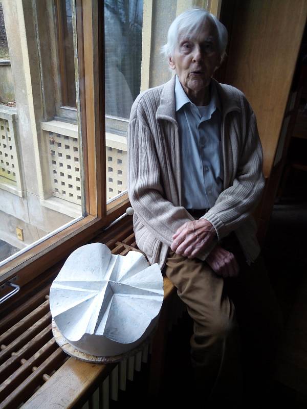 Miroslav Zikmund se sádrovým modelem svého náhrobního kamene od Otmara Olivy.