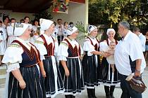 Ženský pěvecký sbor z Hroznové Lhoty si odnesl před třemi týdny z Nedachlebic Nedachlebský džbánek a v sobotu tam opět bude zpívat.