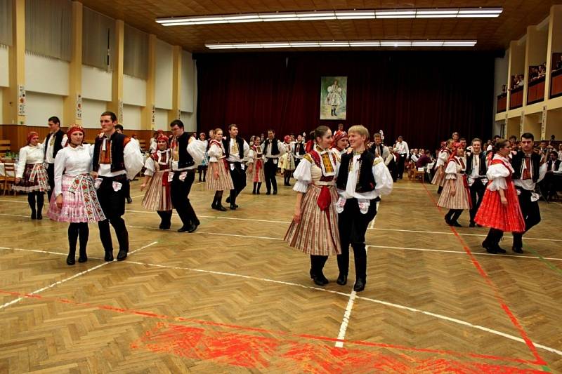 CHASA V AKCI. Mládenci a šohaji, kteří vládli loňským hodům, předvedli své tance