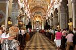 Někteří poutníci vyhledávali chládek v bazilice, kde mši doprovázela Filharmonie Bohuslava Martinů Zlín.