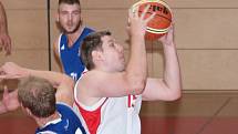 Basketbalisté Uherského Brodu o víkendu prohráli s Olomoucí 67:83 a porazili Žďár nad Sázavou 100:43. Michael Dostál (na snímku) zaznamenal v těchto zápasech dohromady 41 bodů.