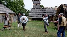 Archeoskanzen na Modré okupuje filmový štáb ČT, Velkomoravané a skupiny oživlé historie. 