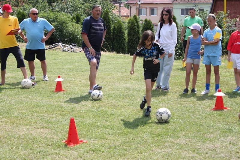 Antonín Panenka malé fotbalisty nezklamal. Navzdory tomu, že je po operaci i druhé kyčle, na Velehrad za nimi přijel, aby otestoval jejich fotbalové dovednosti.