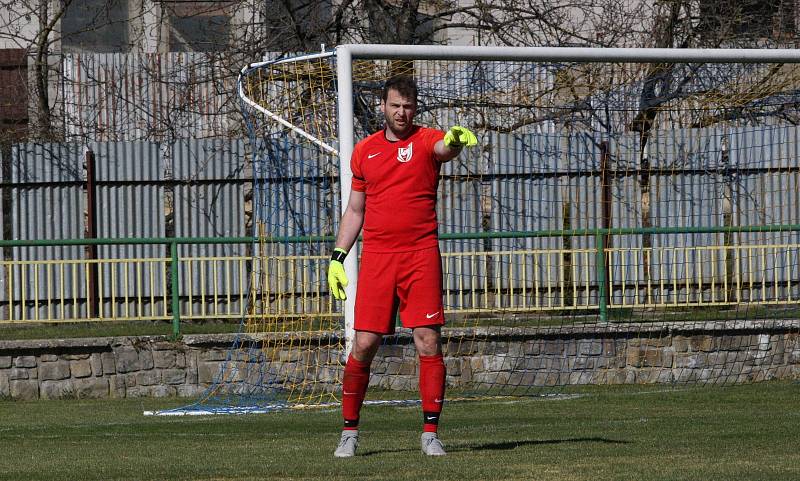 Derby fotbalistů Dolního Němčí (světle zelené dresy) s Nivnicí skončil v I. A třídě nerozhodně 2:2.