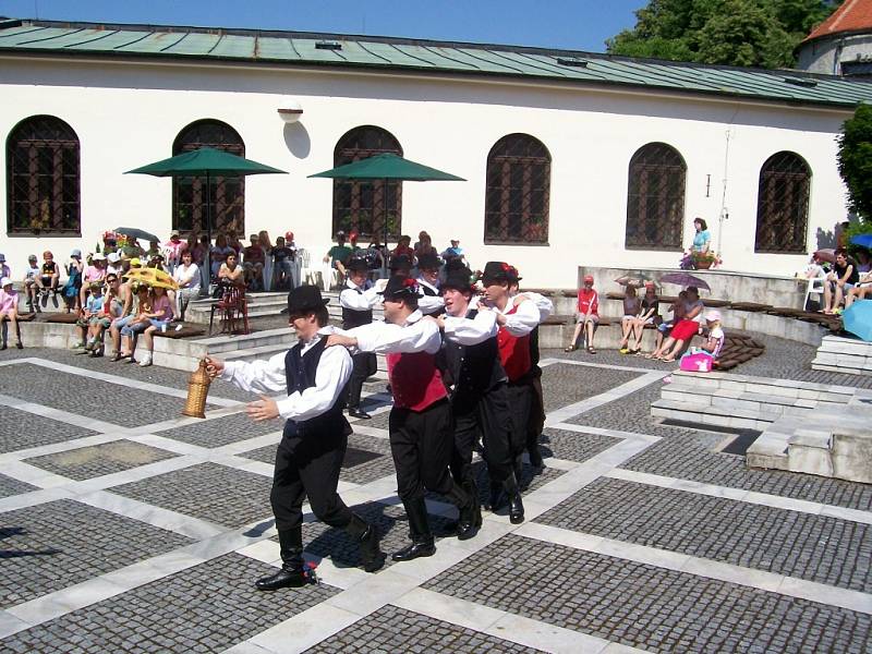 Své tradice předvedly soubory ze Slovinska, Estonska, Kolumbie a Beninu.