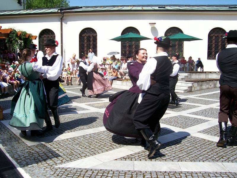 Své tradice předvedly soubory ze Slovinska, Estonska, Kolumbie a Beninu.