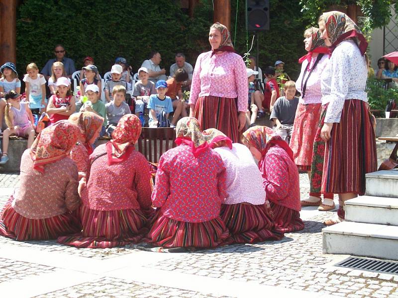 Své tradice předvedly soubory ze Slovinska, Estonska, Kolumbie a Beninu.