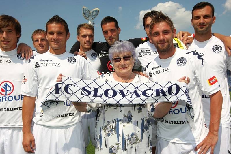 Růžena Pašková s fotbalisty 1. FC Slovácko na stadionu v Uherském Hradišti.