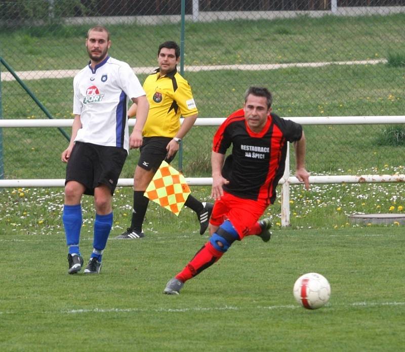 Fotbalisté Drslavic (v bílém) ve Starém Městě dlouho drželi nerozhodný výsledek. Po vyloučení Kňazeje ale domácí dvakrát využili přesilovku a zvítězili 3:1. 