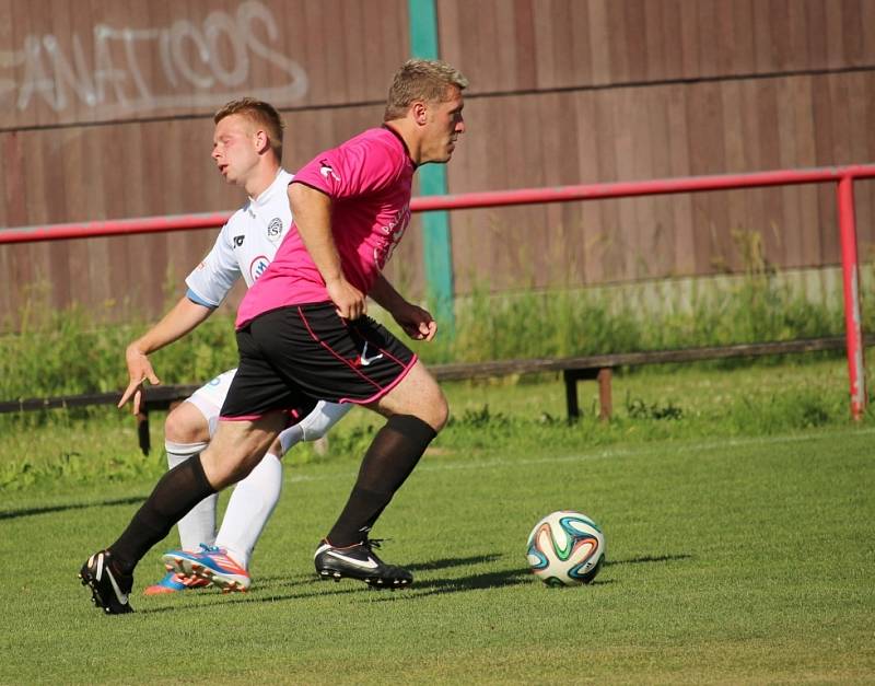 Někdejší ligový obránce Miloslav Penner (v tmavém) poznal, jak bolí fotbal v okresním přeboru. Jeho Hluk B navíc na hřišti Slovácka C prohrál 1:3.