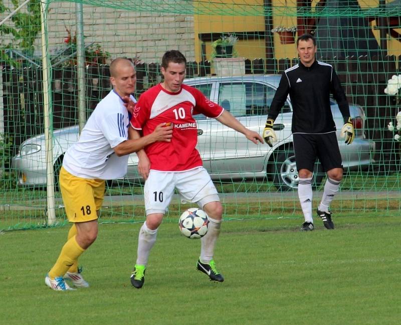 Stanislav Josefík (v červeném) se v posledním duelu s Valašským Meziříčím snaží uniknout svému strážci.