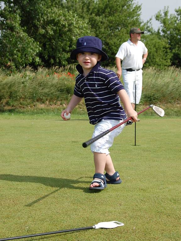 S každým sportem je nejlépe začít od mala, tak jako Alex Hodný, nejmladší člen golfového klubu.